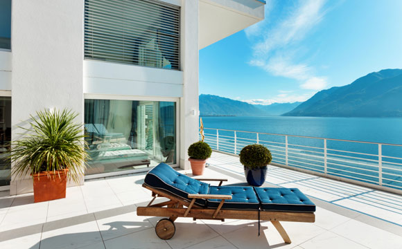 Confira uma lista completa de dicas para manter a casa fresca no Verão (Foto: Reprodução/ Shutterstock)