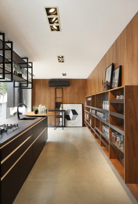Cozinha feita com móveis sob medida - Foto: Foto: Mariana Orsi - SCA Jardim Europa