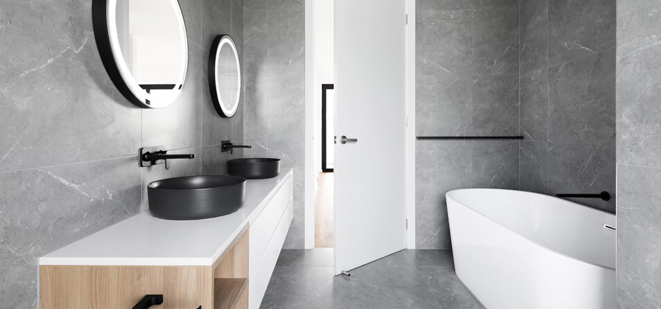 Banheiro em madeira e tons escuros  Bathroom interior design, Bathroom  interior, House design