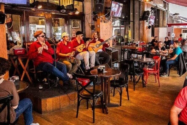 grupo musical tocando uma bela música em um bar com telão em um dos melhores bares de SP